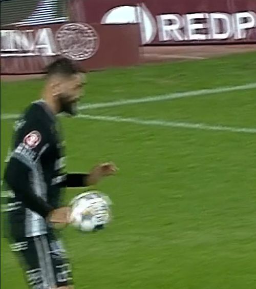 3 faze controversate în Giulești    FOTO.  Hermannstadt n-a primit un   penalty!  Rapid a cerut și ea   două lovituri de pedeapsă