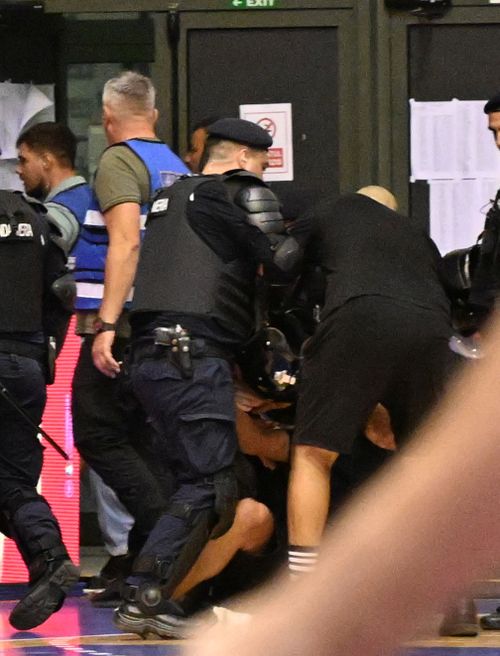 Scene șocante la România - Ungaria    FOTO:  Fanii români   s-au bătut pe teren cu jandarmii  la meciul decisiv pentru Euro! Au urmat sancțiuni dure