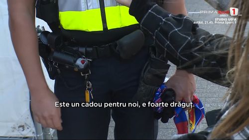 Un polițist de la Daventer a primit un tricou și un fular cu FCSB, înaintea meciului cu Go Ahead Eagles / FOTO: Prima Sport 1