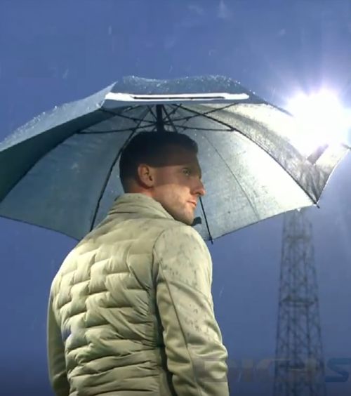 Imagini rare    FOTO:  Cum a fost surprins   antrenorul  lui Go Ahead Eagles la meciul cu FCSB