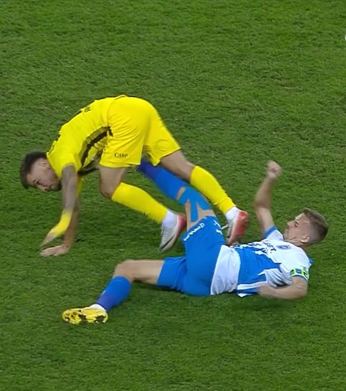 Controversă în Bănie    FOTO.  Bancu și Armstrong s-au lovit reciproc, însă doar căpitanul oltenilor   a fost eliminat