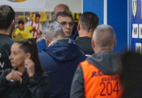 Eugen Neagoe, nervos la pauza meciului Petrolul - Rapid. Foto: Raed Krishan / GOLAZO.ro