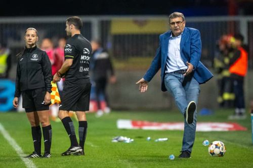Eugen Neagoe, nervos la pauza meciului Petrolul - Rapid. Foto: Raed Krishan / GOLAZO.ro
