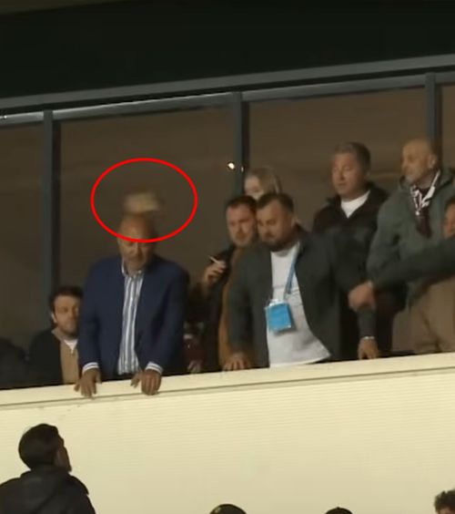 Imagini șocante    VIDEO.  Huliganism la adresa lojei Rapidului! Cine e   femeia agresată de ploieșteni  »  Angelescu: „Părea că vor să vină peste noi!”