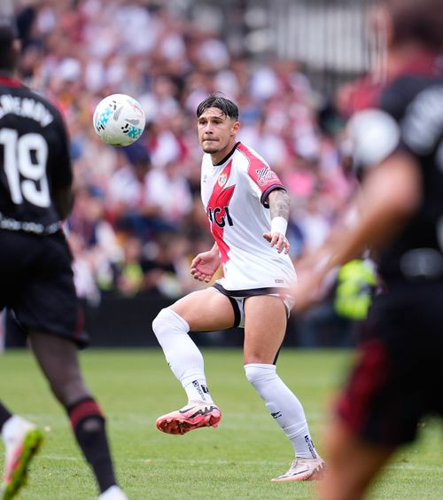 Rațiu, aproape să înscrie  Fundașul român l-a surprins pe portarul Sevillei cu un   șut de la 30 de metri