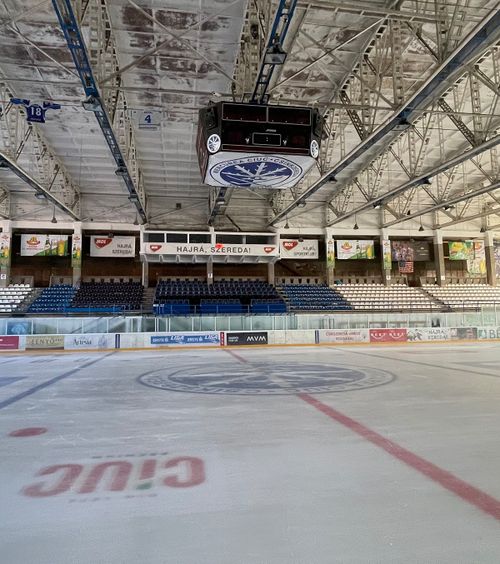 Sub cupola gloriei și a uitării     VIDEO și FOTO:     Patinoarul „Vákár Lajos”  din Miercurea Ciuc, imaginea unui simbol erodat de trecerea timpului