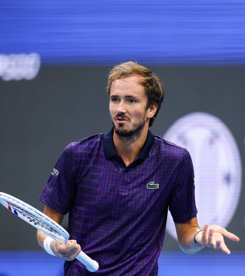 Medvedev a răbufnit  Sportivul rus   s-a certat cu arbitrul  în semifinala de la Beijing: „De ce toți încearcă să mă intimideze?”