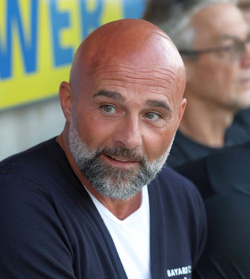 „La noi, antrenorii aleg echipa”   Tehnicianul lui Young Boys, despre implicarea patronului: „FCSB a început cu   4 formule diferite  ultimele 4 meciuri”