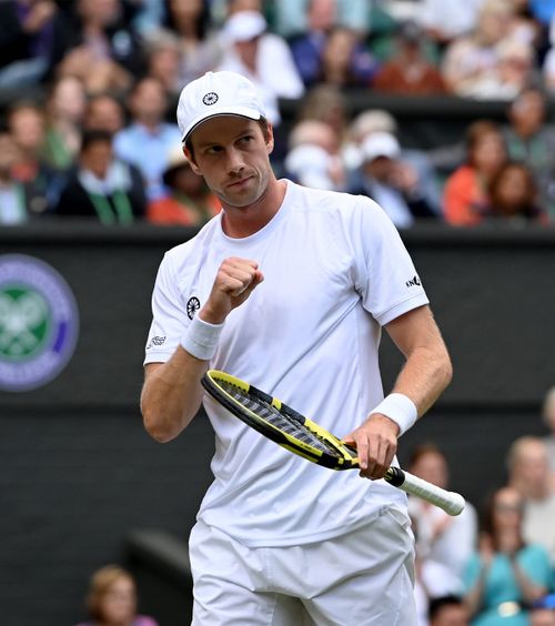 Ieșire nervoasă    FOTO.  Tensiuni la Shanghai Masters! A fost la un pas   să lovească un spectator  cu racheta