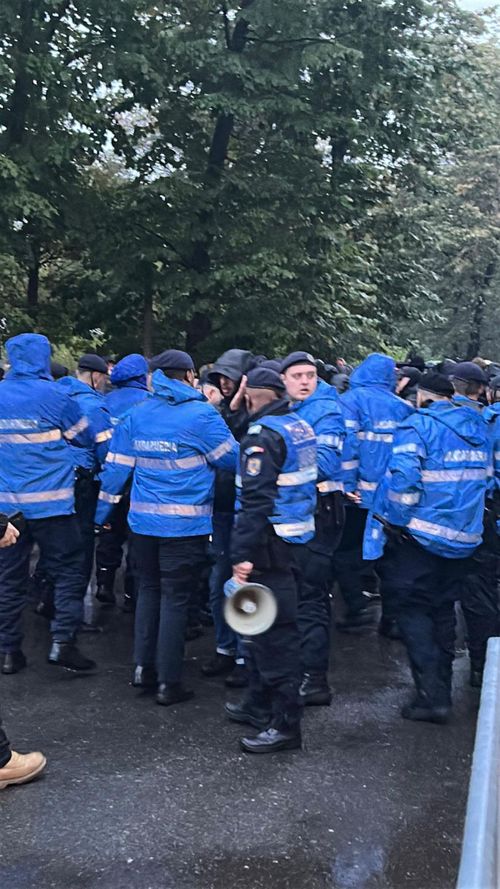 Conflictul suporterilor elvețieni cu forțele de ordine 2.jpg