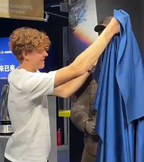 Sinner, ca Ronaldo!    FOTO.  Chinezii i-au făcut o statuie, dar fanii   nu au avut milă : „Cea mai urâtă! Este AI?”