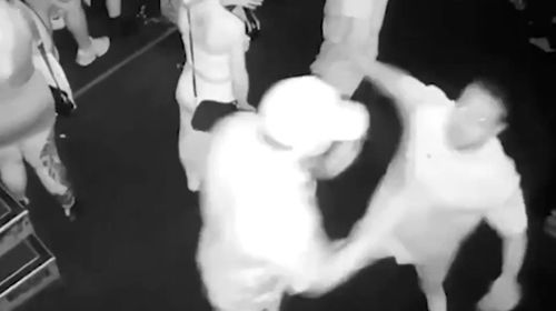 Bătaia dintre Penikolo Latu și polițist (3).jpg