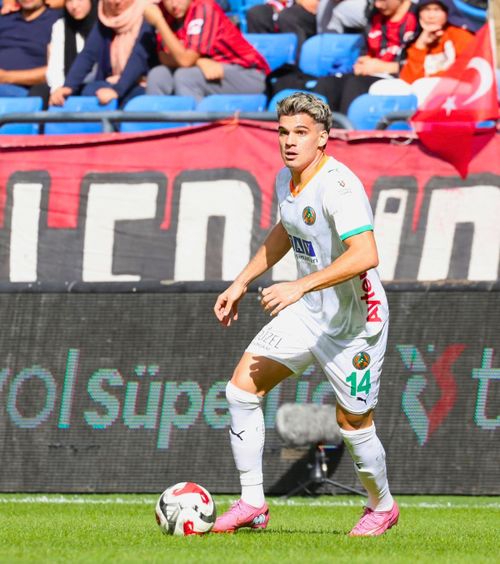 „Pe urmele tatălui său”  Ianis Hagi    a fost comparat cu „Regele”  după ce a marcat primul gol din lovitură liberă în Turcia