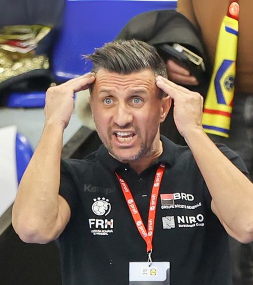 Gest șocant     VIDEO+FOTO  Selecționerul României   și-a lovit propriul jucător,  în timpul meciului + Sancțiunea  ridicolă pe care a primit-o