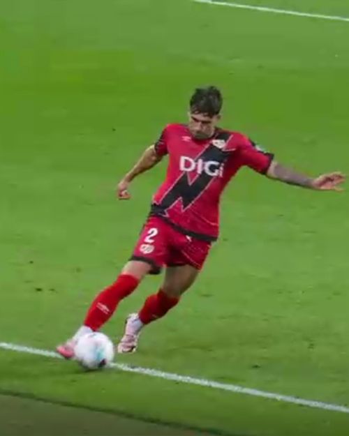 Rațiu a stârnit controverse    FOTO:  Românul a fost   decisiv  la golul victoriei lui Rayo, însă fanii adverși au contestat faza