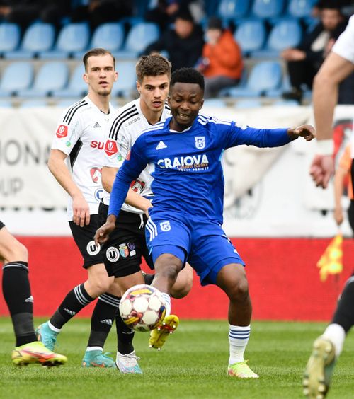 Accidentare teribilă    VIDEO  Fostul jucător de la FCU Craiova a fost împins cu capul în panouri și   riscă să rămână paralizat  » Mesajul formației oltene