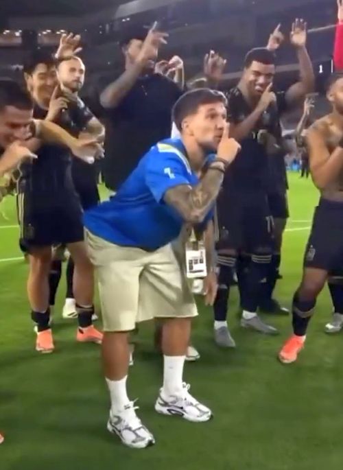 Alex Băluță show    VIDEO.  Fostul fotbalist de la FCSB n-a debutat în MLS, dar   a mers în fața galeriei,  după ultimul meci. Ce s-a întâmplat