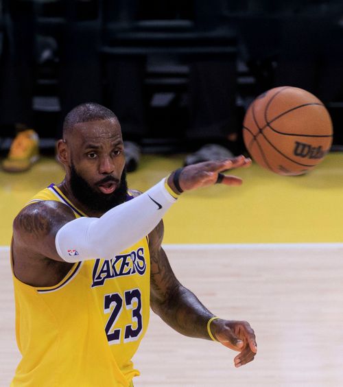 LeBron James a împărțit internetul    FOTO.  Fanii au reacționat dur după cascadoria starului din NBA:   „De ce ne faci asta, rege glorios?”  » Cele mai bune meme-uri