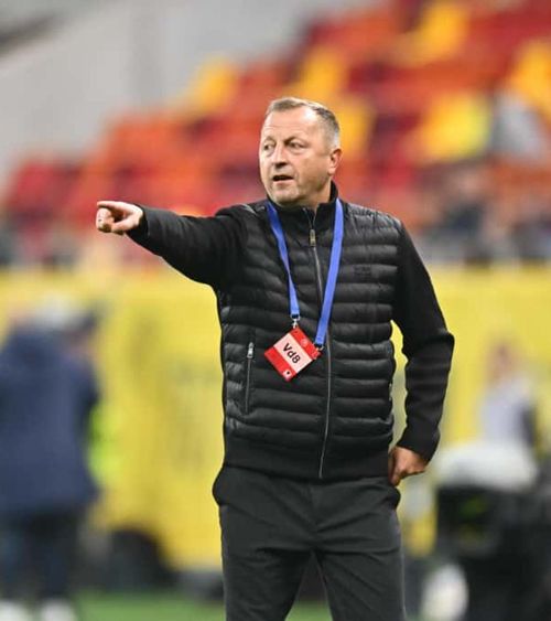 „Vreți să ne ferim de voi?”  Selecționerul Moldovei a vorbit de agresivitatea jucătorilor săi:   „Credeți că le-am spus să-i dea peste picioare lui Hagi?”