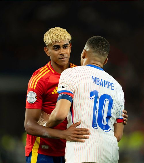 „Lamine Yamal trebuie lăsat în pace”    Mbappe îi ia apărarea  vedetei de la Barcelona: „La vârsta asta, toată lumea face greșeli”