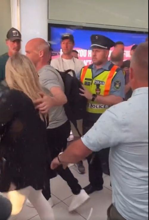 Anthony Taylor, abuzat pe aeroport în anul 2023 Foto captura ecran X @momo50SSL (4).jpg