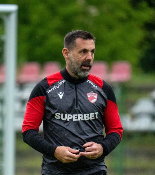 Discuție Kopic - acționari   Antrenorul lui Dinamo, la plecarea în Macedonia:   „Este ciudat  să spui aşa ceva!”