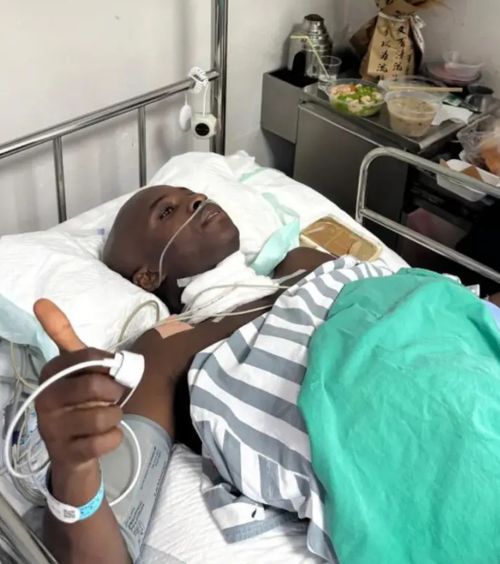 Asamoah a fost operat   Care este   starea  fostului fotbalist de la FCU Craiova, accidentat grav în China + Ce a primit chiar pe patul de spital