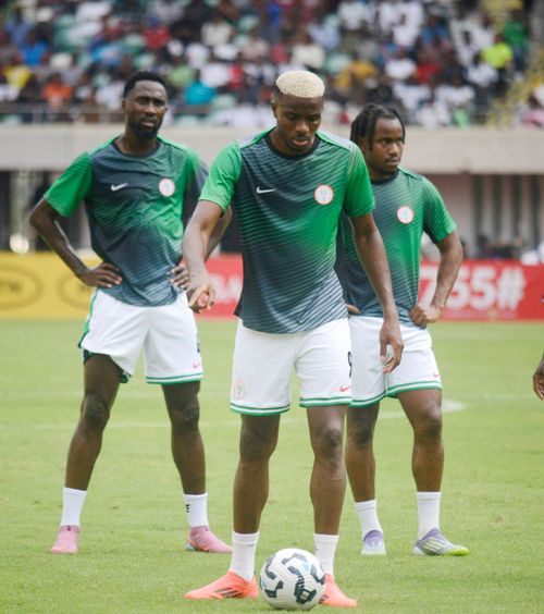 Panică la bord  Avionul naționalei Nigeriei, nevoit   să aterizeze de urgență  după ce parbrizul s-a spart!