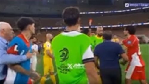 Scandal la finalul meciului Irak - Indonezia Foto captura X (3).jpg