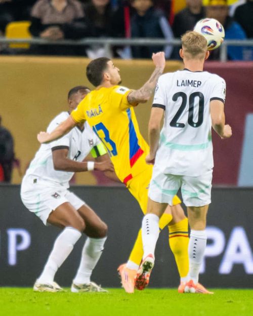 România - Austria. Mihăilă, foarfecă spectaculoasă. Foto - Raed Krishan (3).jpg