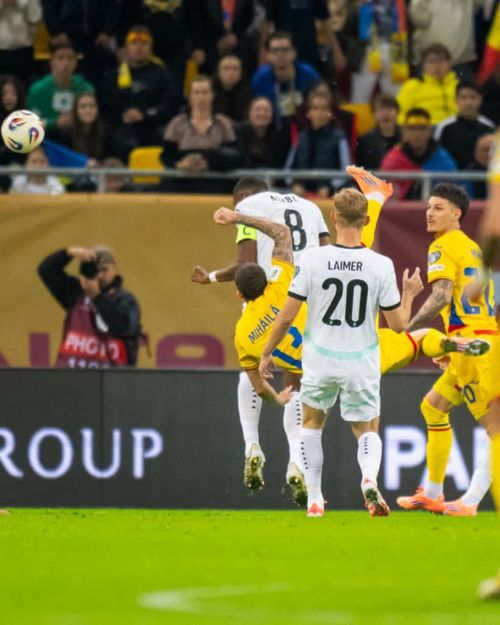 România - Austria. Mihăilă, foarfecă spectaculoasă. Foto - Raed Krishan (5).jpg