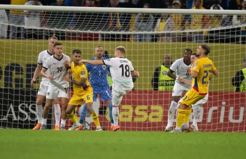 Momentul în care Romano Schmid atinge mingea cu mâna în careu. Foto: Raed Krishan și Iosif Popescu / GOLAZO.ro