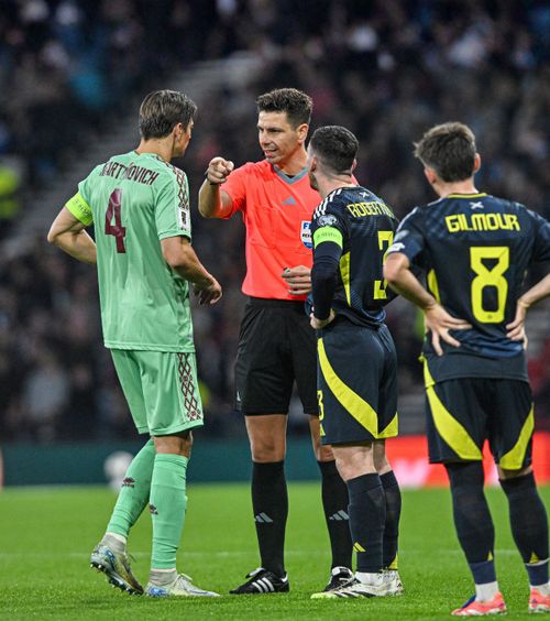  Le-a dat emoții scoțienilor    Marian Barbu,  chemat de două la VAR de Ovidiu Hațegan în Scoția - Belarus 2-1. Ce decizii a luat „centralul” român