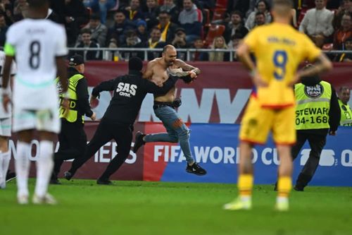 Suporter pe gazon la România - Austria