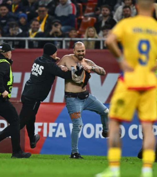 Meci întrerupt  VIDEO. Un fan   a intrat pe teren  la România - Austria
