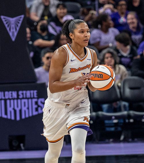  Rivalele care și-au spus „DA”!  Starurile WNBA Alyssa Thomas și DeWanna Bonner, care   sunt partenere de viață , sunt acum și coechipiere