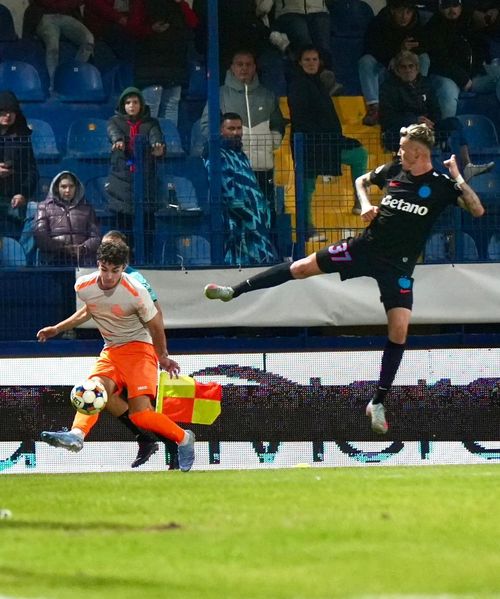 Patru momente ratate de camerele TV  Metaloglobus - FCSB: replici ironice,   cum a fost peticit stadionul  din Clinceni și fanul-surpriză al lui Metaloglobus