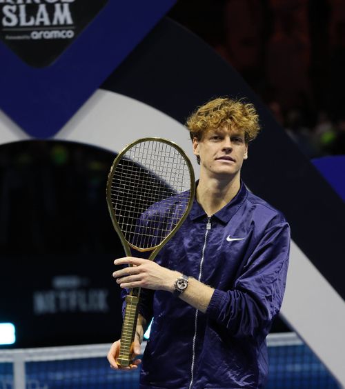 Cel mai mare premiu din istorie!  Jannik Sinner l-a învins categoric pe Alcaraz în finala Six Kings Slam și   a primit o rachetă din aur  » Suma fabuloasă obținută de italian