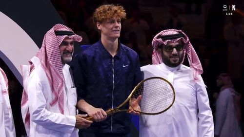 Jannik Sinner a primit o rachetă de aur în valoare de 250.000 de euro. Captură Netflix