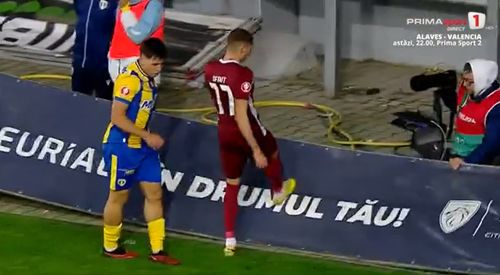 Petrolul - CFR Cluj. Șfaiț dărâmă laptopul unui fotoreporter. Foto - captură Prima Sport