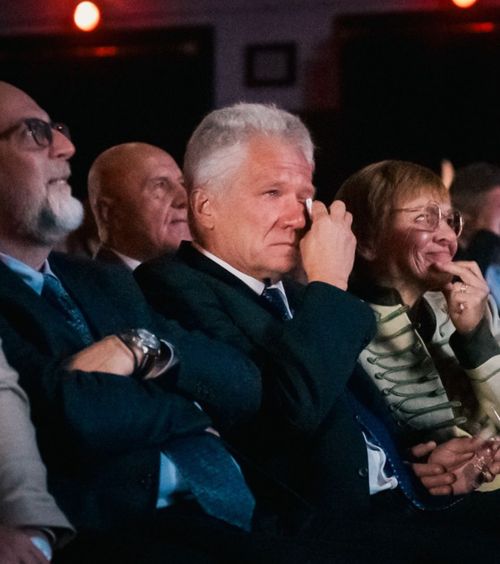 Loți, în lacrimi   Bölöni a trăit emoții puternice la   premiera filmului său,  acasă, la Târgu Mureș: „Nu știu dacă merit atâta căldură”