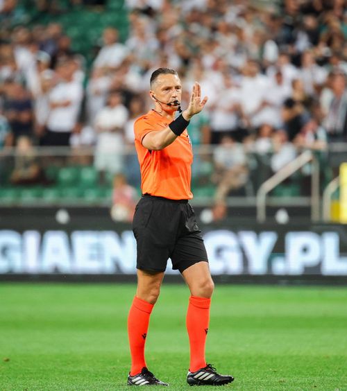 Cine arbitrează FCSB și U Craiova  UEFA a anunțat brigăzile pentru meciurile din   Europa și Conference League