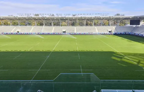 Gazonul de pe stadionul „Arcul de Triumf”