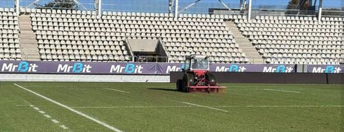 Gazonul de pe stadionul „Arcul de Triumf”