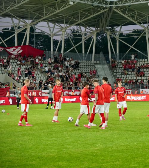 „Frăția fotbalului”  Bilete la CS Dinamo - FC Dinamo: „Nu există gazde sau oaspeți” » Gazonul de pe „Arcul de Triumf”,   recondiționat înaintea meciului