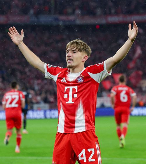 Puștiul care a scris istorie!     FOTO.  Jucătorul de 17 ani de la Bayern Munchen a doborât   două recorduri  în meciul său de debut în Liga Campionilor