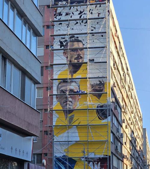 Mural cu „tricolori”    FOTO.  Trei dintre   liderii României,  pictați pe un bloc din Capitală