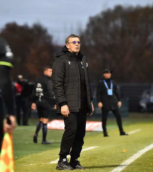 „Vă dați seama ce e în sufletul lui?”    FOTO.     Eugen Neagoe,  primele explicații după ce a schimbat portarul  gafeur la pauză