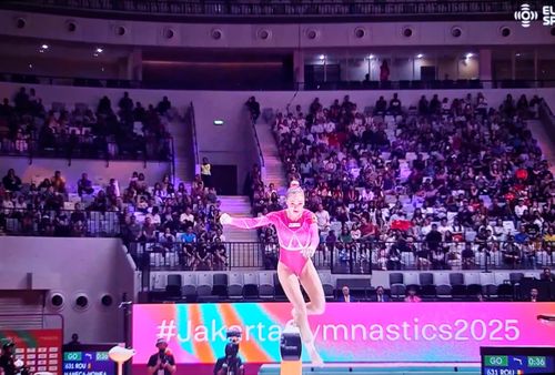 Sabrina Voinea a căzut în finala de la bârnă, la CM de gimnastică artistică din Indonezia (captură foto: eurovisionsport.com)