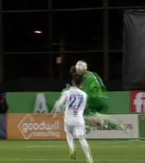 Ciocnire violentă    FOTO.  Portarul CFR-ului și vedeta Farului,   plini de sânge!   N-au putut încheia meciul